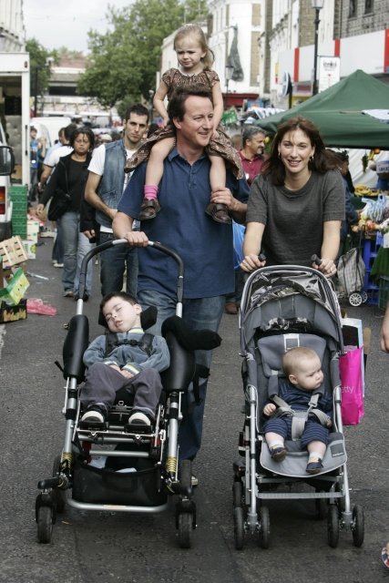 Britský premiér David Cameron s rodinou