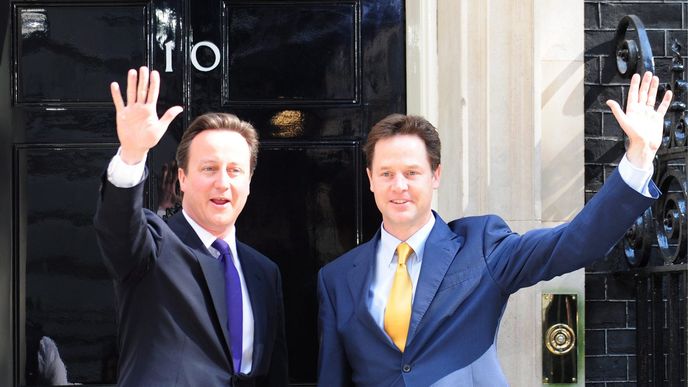 Nový britský premiér David Cameron (vlevo) a vicepremiér Nick Clegg