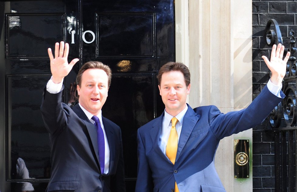 Nový britský premiér David Cameron (vlevo) a vicepremiér Nick Clegg