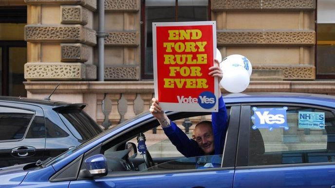 David Cameron vyzval Skoty, aby referendum nevyužili k protestu proti konzervativní vládě. V Glasgow ho zjevně neslyšeli