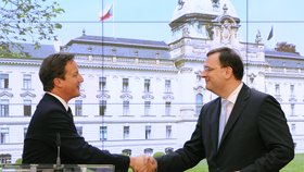 Premiér Petr Nečas (vpravo) přijal 23. června v Praze britského premiéra Davida Camerona, který je na návštěvě ČR. Na snímku jsou oba politici na tiskové konferenci po jednání.
