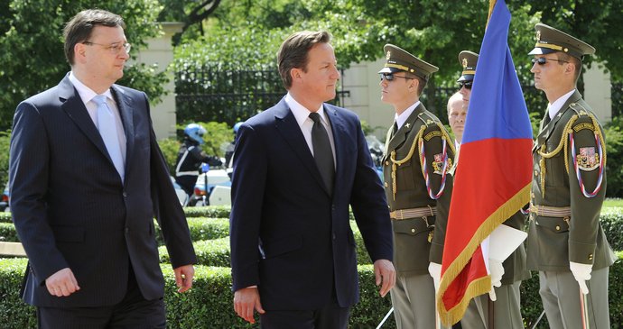 Premiér Petr Nečas (vlevo) přijal 23. června v Praze britského premiéra Davida Camerona, který je na návštěvě ČR.