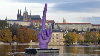 Symbolem českých voleb je vztyčený prostředníček, píší v Německu