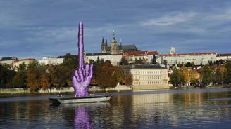 Odstartoval volební týden: Na Vltavě se objevil prostředníček směřující k Hradu