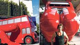 Výtvarník Černý šokuje: V Londýně klikuje autobus, vypadá jak lidské pozadí!
