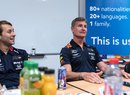 Rozhovoru přihlížel tiskový mluvčí týmu formule 1 Red Bull Racing (vlevo)