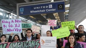 Protest proti násilí na palubě United Airlines