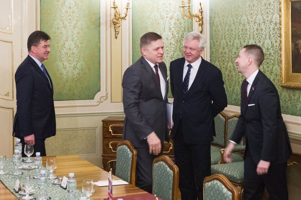 Britský ministr pro brexit David Davis na setkání se slovenskými politiky
