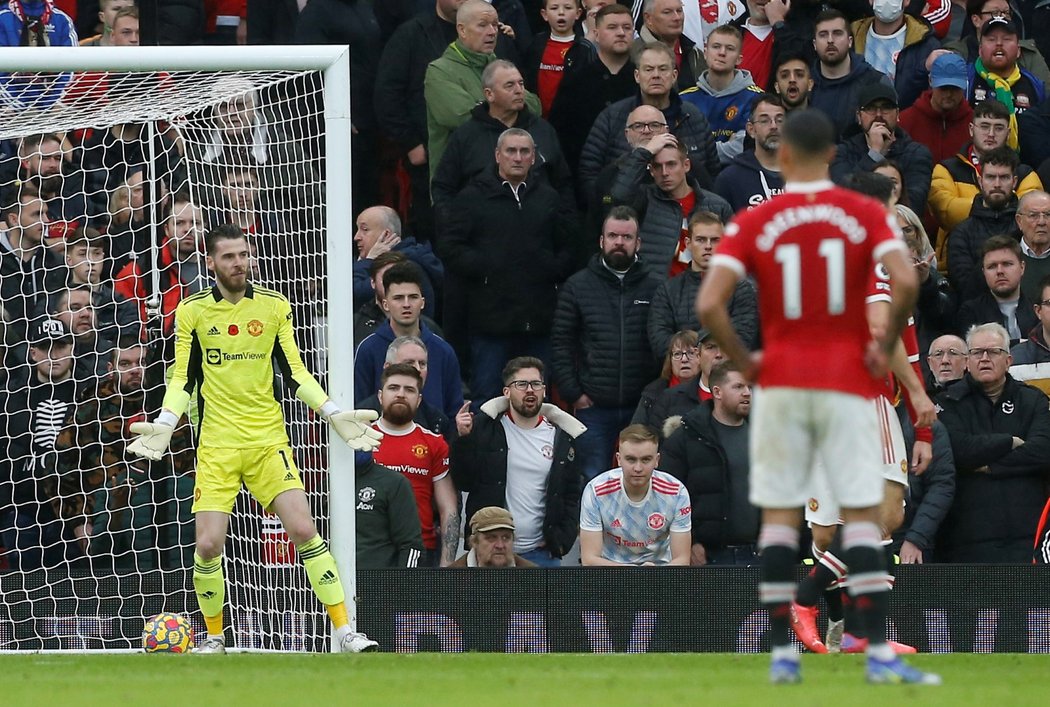 Gólman Manchesteru United David de Gea se vyčítavě dívá po spoluhráčích po druhém gólu Citizens