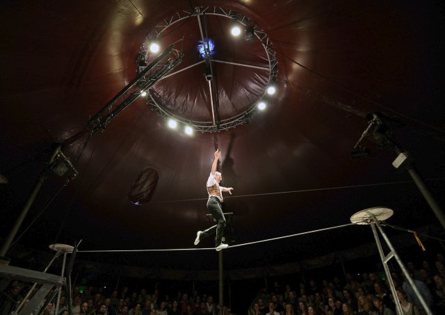 Švýcarský provazochodec a akrobat David Dimitri