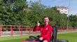 Boss Tvrdík ho vyhnal ze Slavie, ale Douděra zvesela kosí trávu na tréninkovém place sešívaných. Boss Tvrdík ho vyhnal ze Slavie, ale Douděra zvesela kosí trávu na tréninkovém place sešívaných.