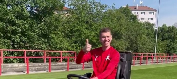 Boss Tvrdík ho vyhnal ze Slavie, ale Douděra zvesela kosí trávu na tréninkovém place sešívaných.