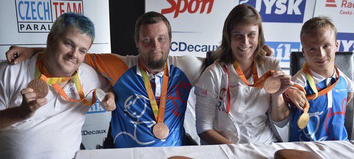 Zleva lukostřelec David Drahonínský, stolní tenista Jiří Suchánek, atletka Eva Berná a plavec Arnošt Petráček s medailemi z paralympijských her v Riu de Janeiro při setkání s novináři