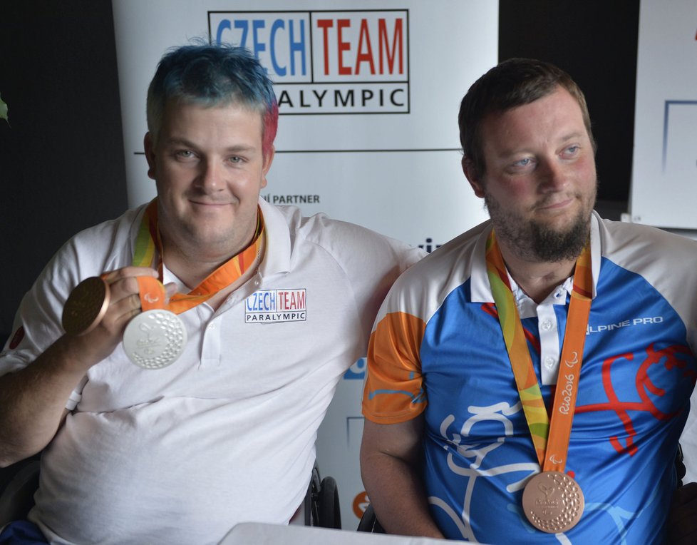 David Drahonínský a stolní tenista Jiří Suchánek s medailemi z paralympijských her v Riu de Janeiro