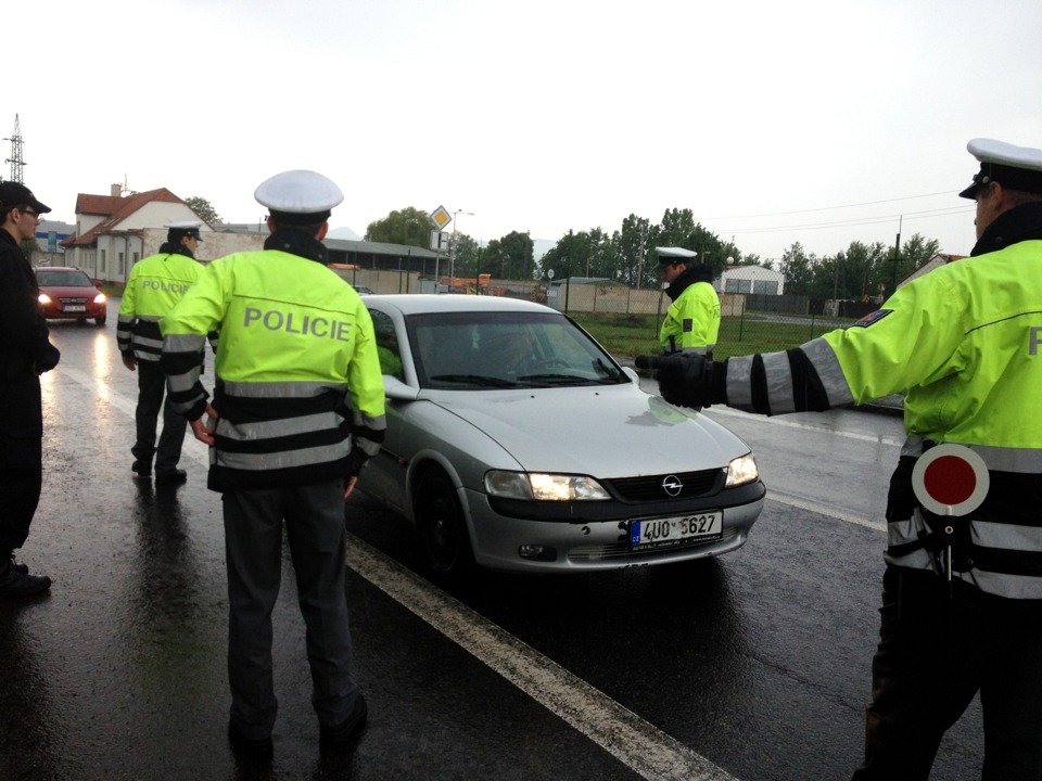 Všechna vozidla jedoucí do Duchcova musela projít policejní kontrolou. Policisté ve vzoech objevili 22 zbraní