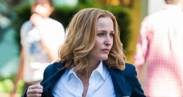 Gillian Anderson to pořád sekne. Kvůli roli má opět zrzavé vlasy.