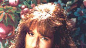 David Duchovny jako transvestita Denise Bryson.