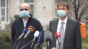 Vlevo lékař Martin Balík, vpravo ředitel Všeobecné fakultní nemocnice David Feltl.