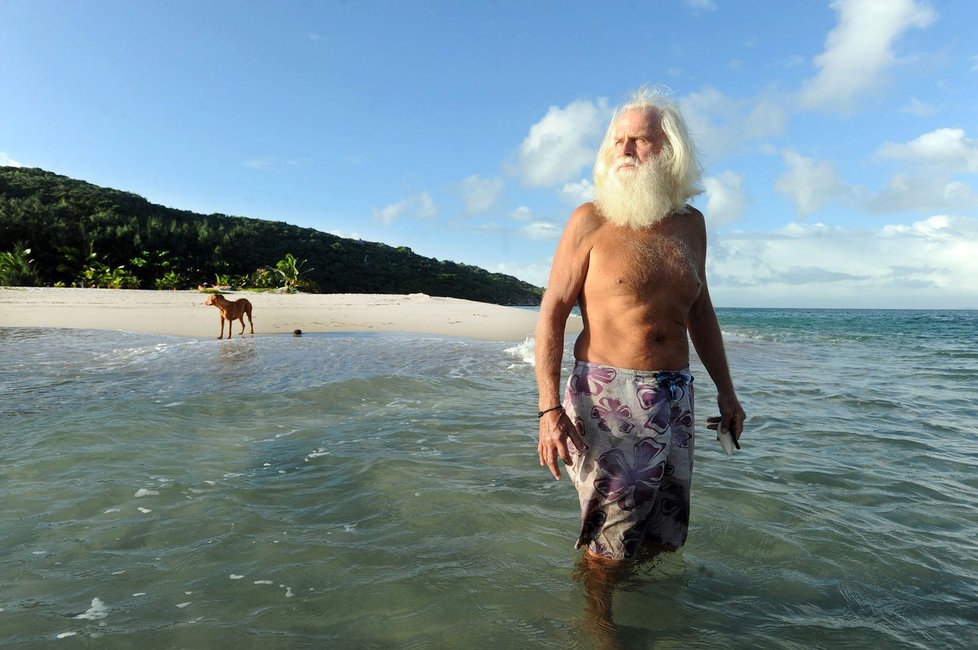 David Glasheen se před jednadvaceti lety přestěhoval na opuštěný ostrov a žije jako Robinson Crusoe.