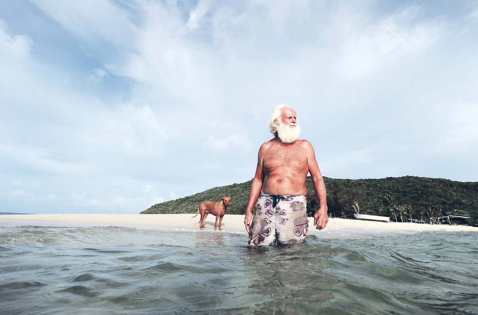 David Glasheen se před jednadvaceti lety přestěhoval na opuštěný ostrov a žije jako Robinson Crusoe.