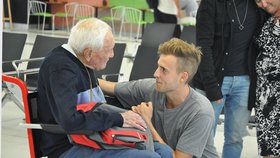 David Goodall (104) se při odletu loučí s vnukem.