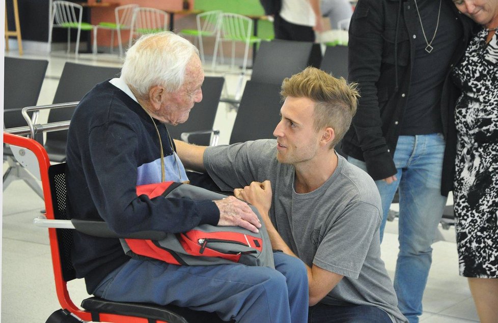 David Goodall (104) se při odletu loučí s vnukem.