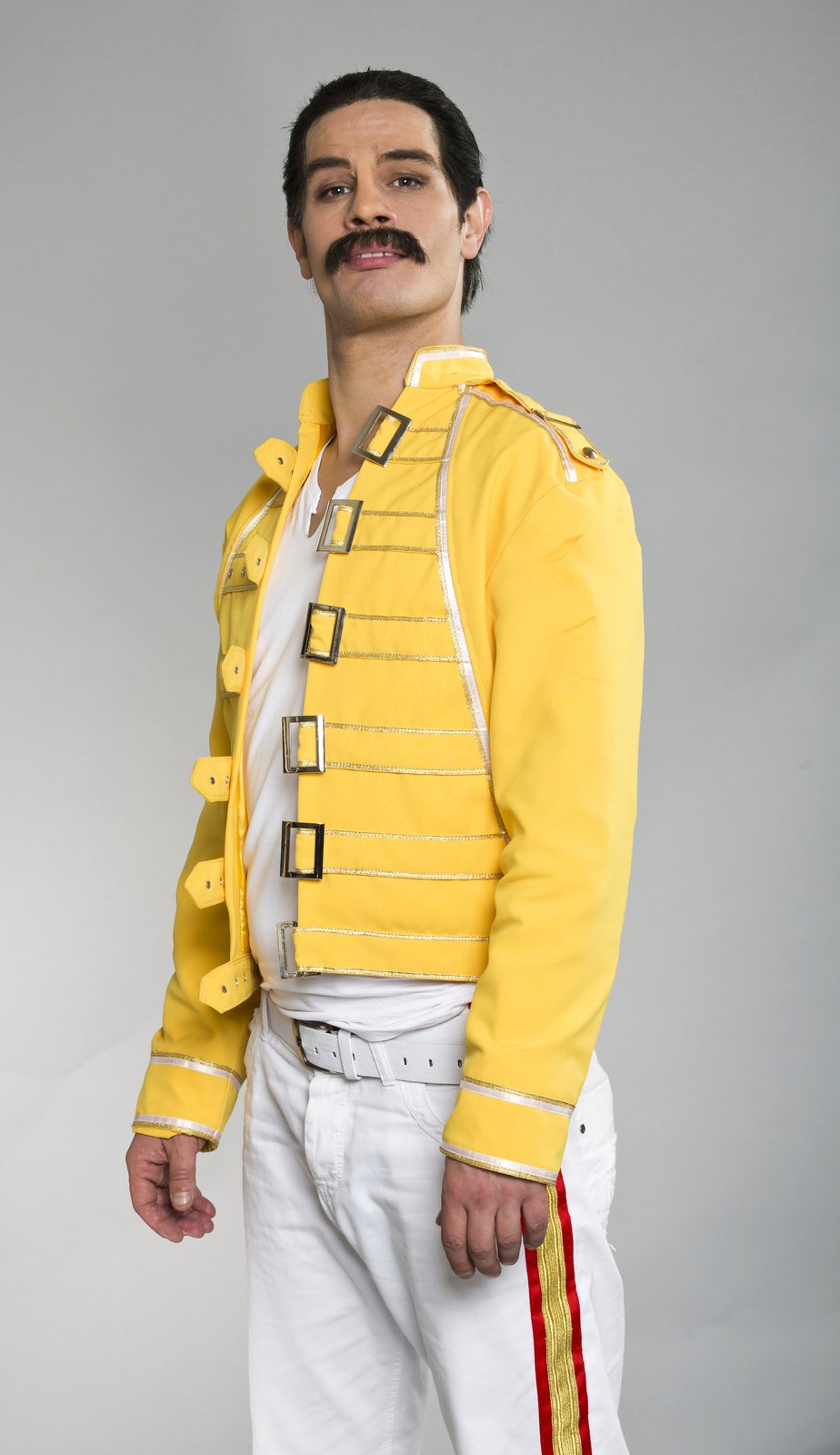 David Kraus jako Freddie Mercury v 1. řadě show.