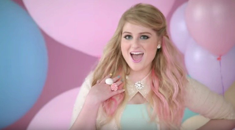 Meghan Trainor v klipu své debutové písně All About That Bass