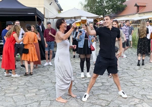 David tančil s Kristýnou jako na nějakém pivním festivalu v Bavorsku.