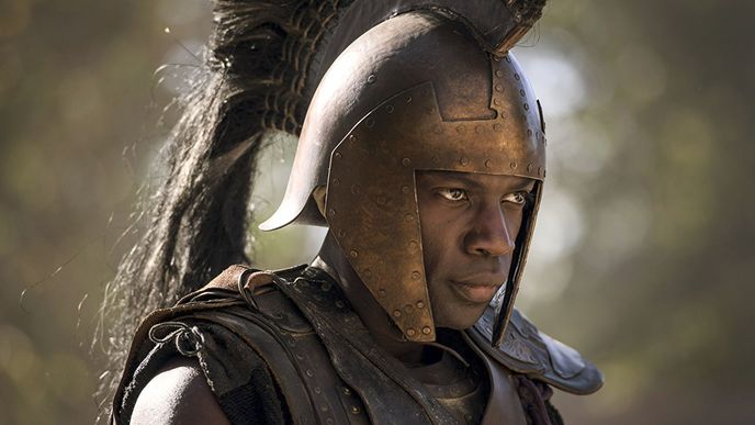 V novém seriálu Troy: Fall of a City hraje starověkého řeckého hrdinu Achilla černoch David Gyasi