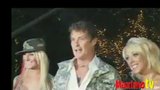 Hasselhoff objímal nahé holky na večírku