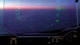 Východ slunce nad Tichým oceánem pohledem přes HUD (head-up display)