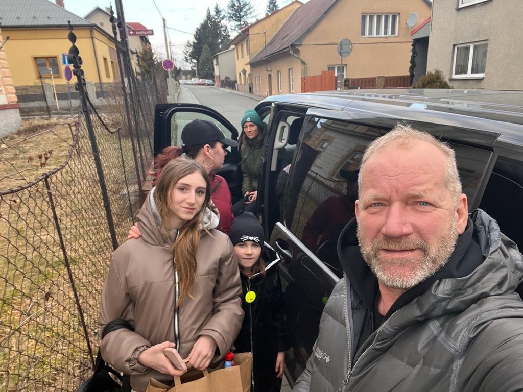 Do Česka se Koller vrátil s rodinou Ukrajinců, kterou vyložil u Hranic na Moravě, kde mají příbuzného.