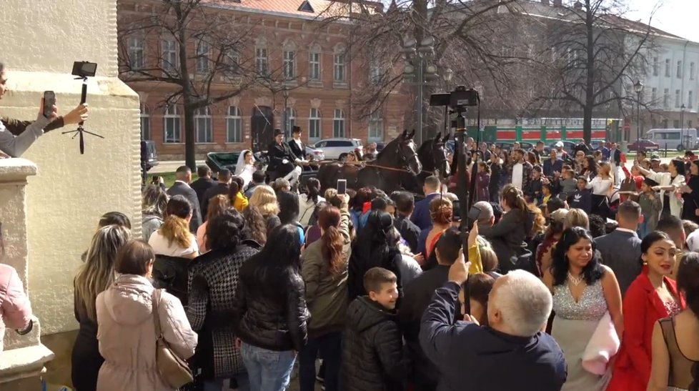 Grandiozní veselku si nenechaly ujít stovky hostů.