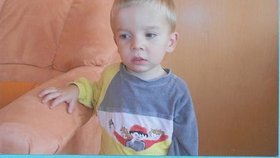 Dávid Kozma se narodil 7. dubna 2006 a při odchodu z dětského domova měl na sobě šedozelenou zimní bundu, hnědé oteplováky a zelené kozačky.