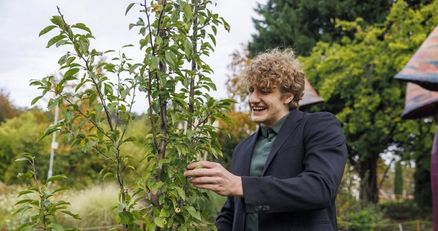 David Kratochvíl si jako 128. osobnost projektu Kořeny osobností vysadil svůj strom v Botanické zahradě v Troji.