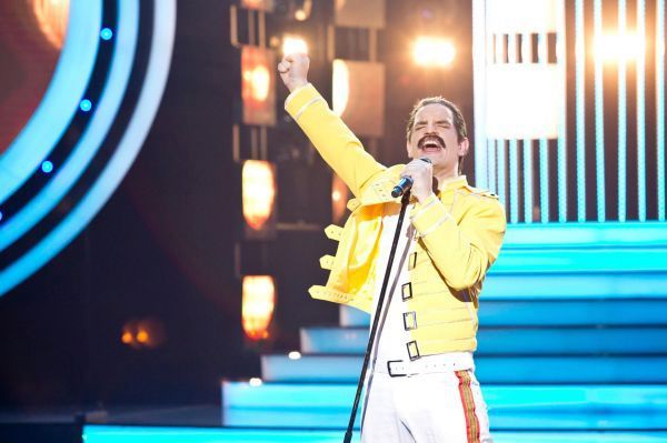 Kraus si na dno sáhl už na začátku show jako Freddie Mercury.