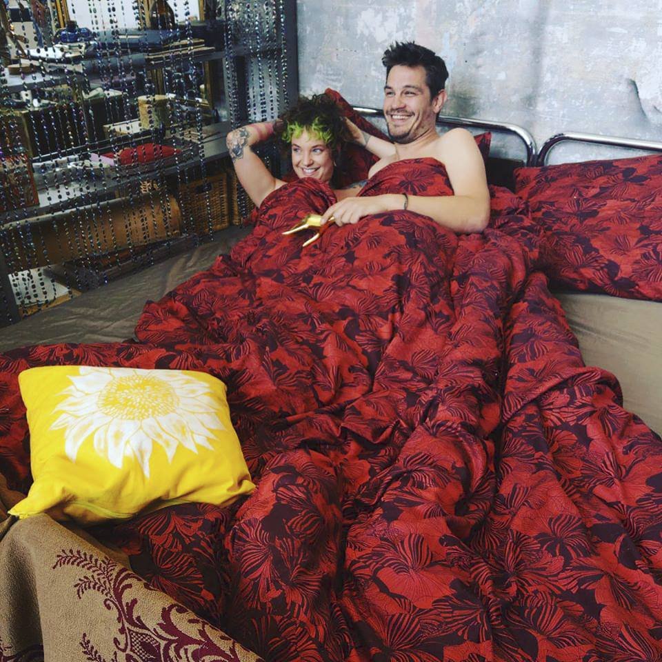 David Kraus v posteli s make-up umělkyní Kateřinou Mlejnkovou.