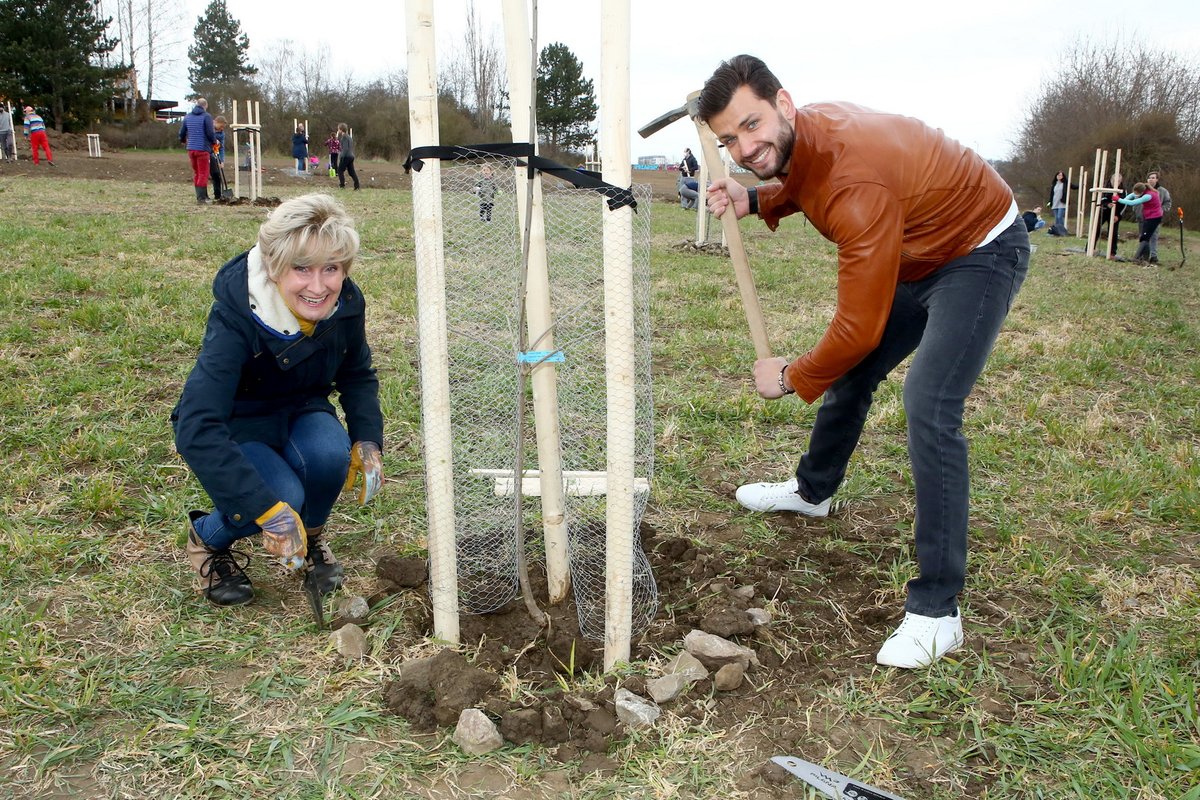 David Kremeň a Zuzana Bubílková na akci v Řeporyjích zasadili strom