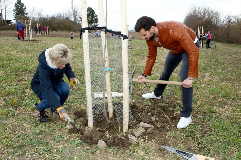 David Kremeň a Zuzana Bubílková na akci v Řeporyjích zasadili strom.