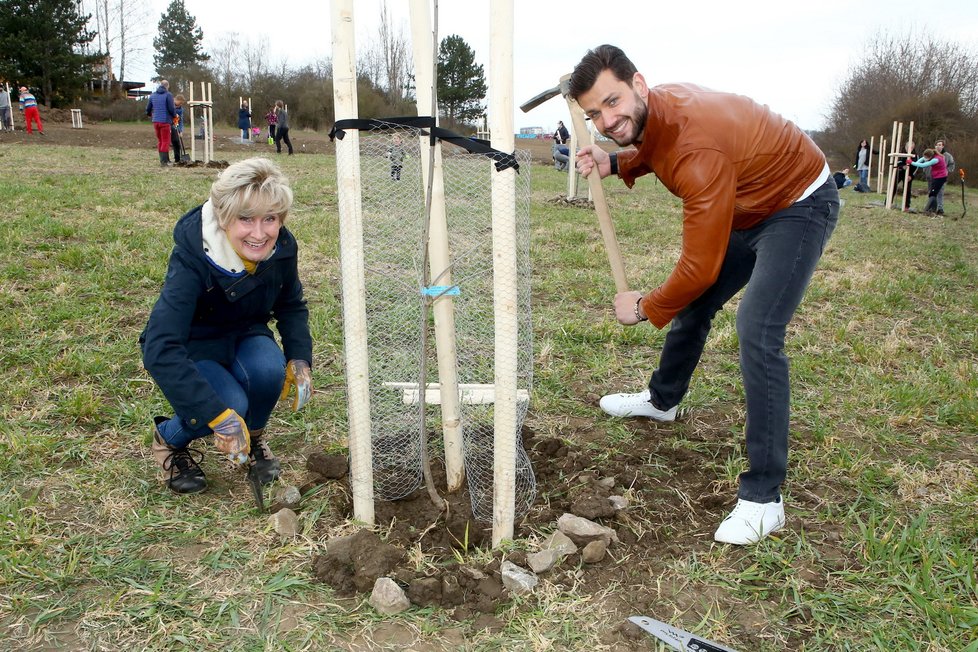 David Kremeň a Zuzana Bubílková na akci v Řeporyjích zasadili strom.