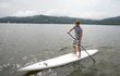 9:00 - Po snídani vytáhne obrovské prkno z karavanu před apartmánem a jde se projet. Ano, na módním paddle boardu, jako mají snědí hoši na Havaji. Sám je tady v Česku prodává, ví o čem to je… Nebo nazuje brusle a brázdí asfalt z Lipna do Frymburku. „Fyzička je základ, grunt,“ zacvičí zvesela jako zasloužilý sokol.