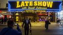 Známý americký televizní moderátor David Letterman po 33 letech ukončil svůj pravidelný komediální večerní pořad Late Show a odešel do důchodu. J