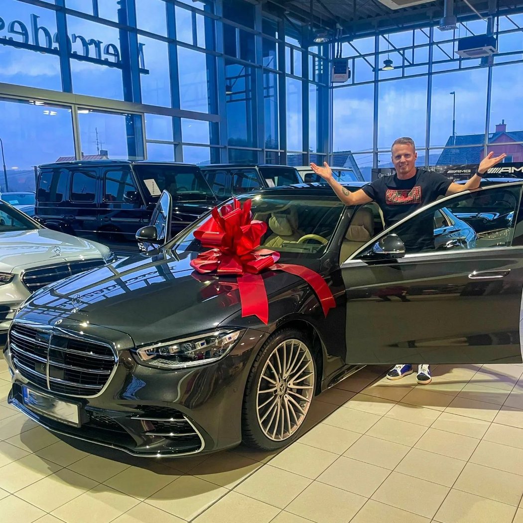 A zatímco se řeší prodej jeho luxusního auta, Limberský si na Vánoce nadělil Mercedes