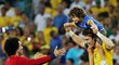 David Luiz slaví se svým synem úspěch na Poháru FIFA.