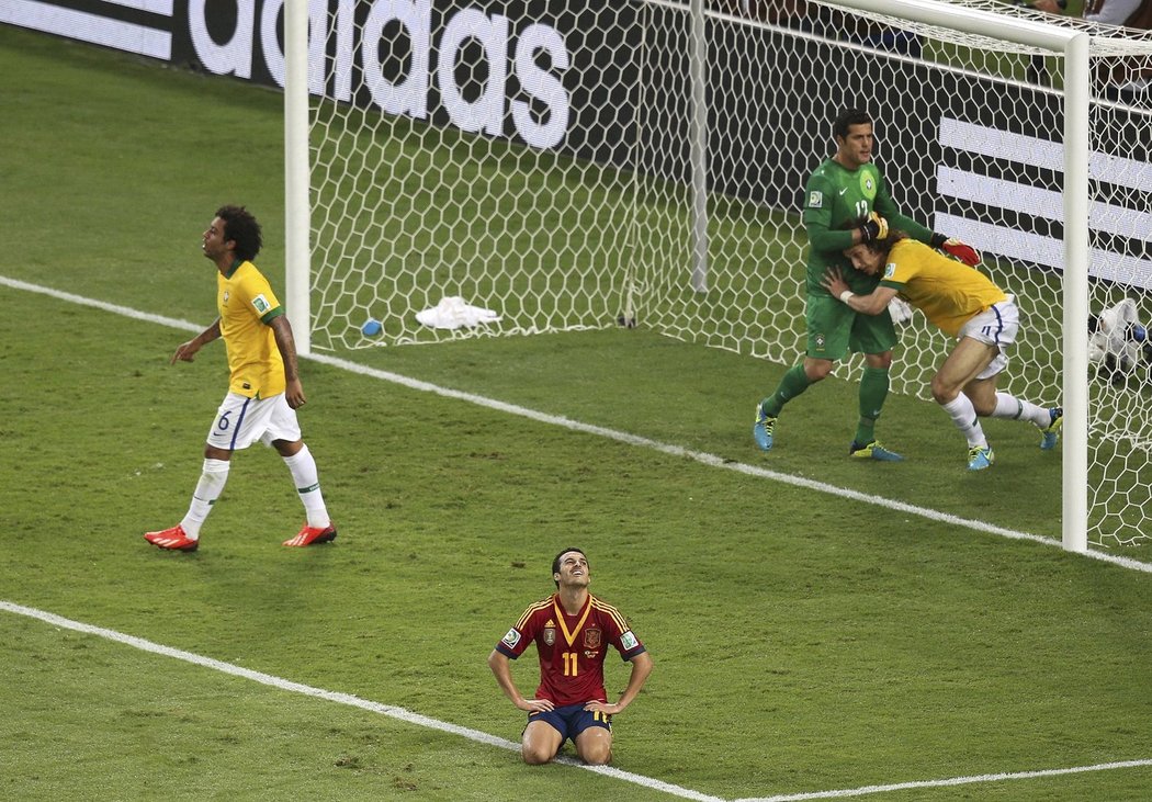 David Luiz zasahuje proti Pedrově střele.