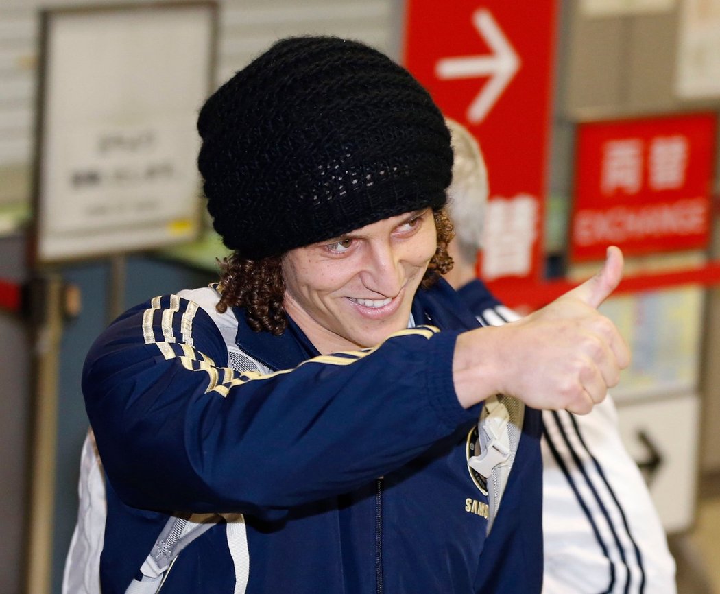 David Luiz je neuvěřitelně populární snad u všech fotbalových fanoušků, kteří ani Chelsea nefandí. A vděčí za to svému zjevu, kudrnatým vlasům, které však na letišti zakryl pletenou čepicí.