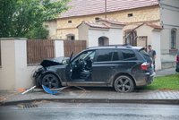 Bizár v Úhonicích u Prahy: Vězni ukradli BMW a nabourali do plotu