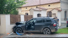 S ukradeným BMW nabourali oba vězni do zídky rodinného domu. 