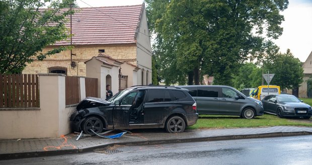 S ukradeným BMW nabourali oba vězni do zídky rodinného domu. 